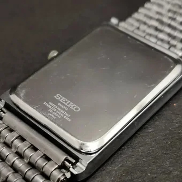 Vintage Style Seiko Quartz Mens Silver Watch & Red accents W/ Metal Strap - Picture 6 of 6